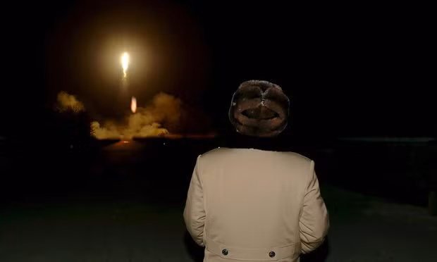 Chủ tịch Triều Tiên Kim Jong un đang giám sát một vụ phóng tên lửa Chủ tịch Triều Tiên Kim Jong un đang giám sát một vụ phóng tên lửa