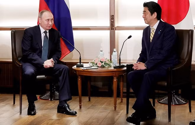 Tổng thống Nga Putin (trái) và Thủ tướng Nhật Bản Shinzo Abe (Ảnh: TASS)
