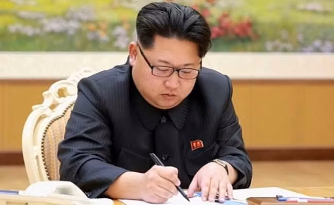 Chủ tịch Triều Tiên Kim Jong un ký lệnh thực hiện vụ thử đầu đạn hạt nhân Chủ tịch Triều Tiên Kim Jong un ký lệnh thực hiện vụ thử đầu đạn hạt nhân