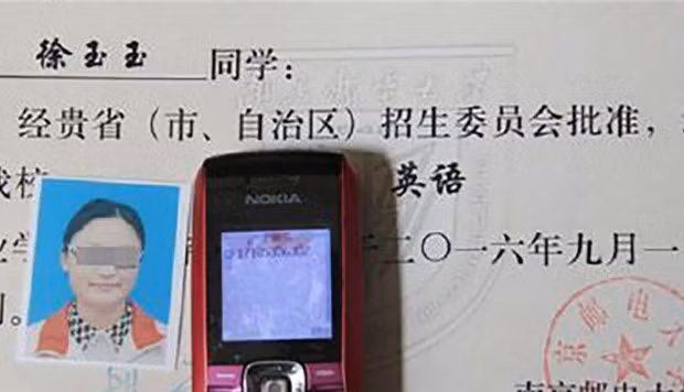 Nữ sinh Xu Yuyu 18 tuổi đã chết vì đau tim sau khi bị lừa đóng học phí cho một đại học "ma"