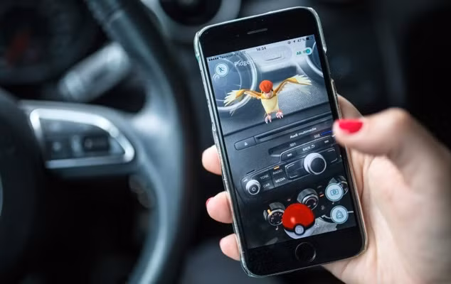 Vừa lái xe vừa chơi Pokemon là một hành vi gây nguy hiểm