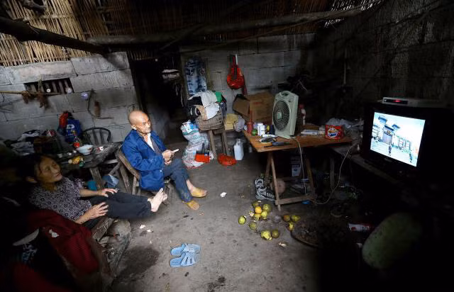 Cặp vợ chồng "trời sinh" đang ngồi xem TV