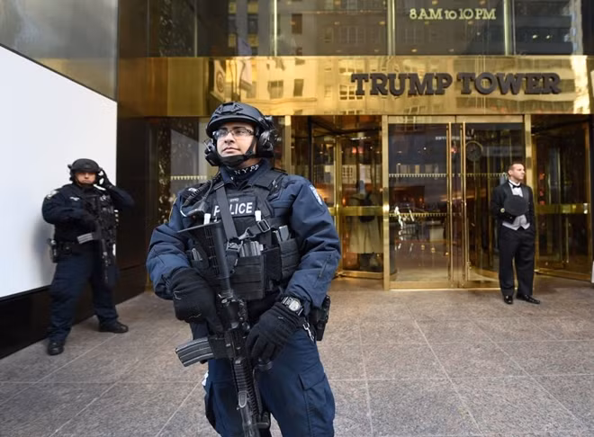 Cảnh sát chống khủng bố New York đứng bảo vệ tháp Trump Tower