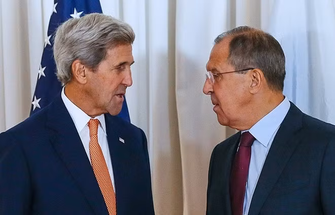 Ngoại trưởng Mỹ John Kerry (trái) và Ngoại trưởng Nga Sergey Lavrov