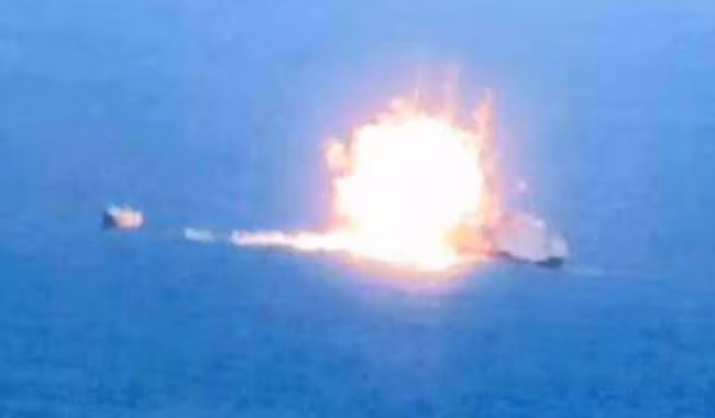 Tàu thương mại MV Jovoaiya-8 của Iran đã gặp họa từ "trên trời rơi xuống"-sau khi trúng 1 quả tên lửa và chìm ngoài khơi Yemen, 7 người Pakistan chết