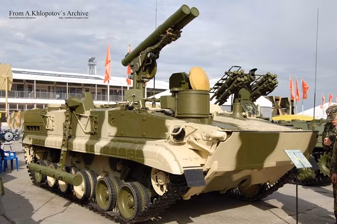 Hệ thống tên lửa Hoa cúc vàng 9K123-S (Ảnh: RIA)