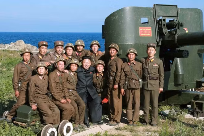 Ông Kim Jong un chụp ảnh lưu niệm với quân đội Triều Tiên sau vụ thử vũ khí