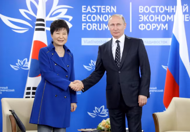 Tổng thống Hàn Quốc Park Geun-hye (trái) và Tổng thống Nga Putin tại Diễn đàn Kinh tế phương Đông, Vladivostok, Nga ngày 3-9 Tổng thống Hàn Quốc Park Geun-hye (trái) và Tổng thống Nga Putin tại Diễn đàn Kinh tế phương Đông, Vladivostok, Nga ngày 3-9