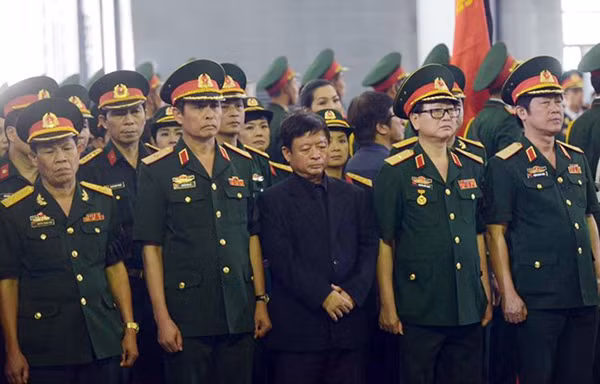 Nhạc sĩ Đỗ Hồng Quân - Chủ tịch Hội nhạc sĩ Việt Nam - có mặt trong phút truy điệu. Nhạc sĩ Đỗ Hồng Quân - Chủ tịch Hội nhạc sĩ Việt Nam - có mặt trong phút truy điệu.