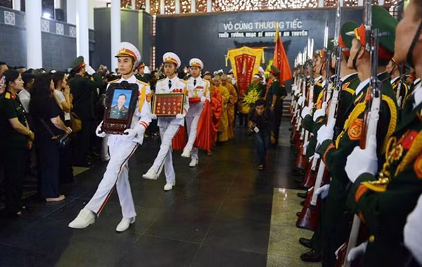 Khoảng 11h, linh cữu nhạc sĩ An Thuyên được ra xe để về an táng ở công viên nghĩa trang Lạc Hồng Viên (xã Dân Hoà, huyện Kỳ Sơn, Hoà Bình). Khoảng 11h, linh cữu nhạc sĩ An Thuyên được ra xe để về an táng ở công viên nghĩa trang Lạc Hồng Viên (xã Dân Hoà, huyện Kỳ Sơn, Hoà Bình).