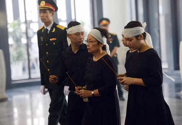 Đạo diễn Huyền Lâm - vợ nhạc sĩ An Thuyên và hai con - An Hiếu, Bông Mai nén đau thương lo tròn việc hiếu. Đạo diễn Huyền Lâm - vợ nhạc sĩ An Thuyên và hai con - An Hiếu, Bông Mai nén đau thương lo tròn việc hiếu.