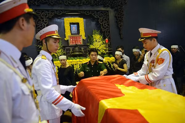 Từ 7h, gia đình đã làm lễ nhập quan, tụng kinh và phát tang. Từ 7h, gia đình đã làm lễ nhập quan, tụng kinh và phát tang.