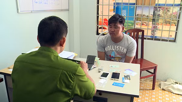 Ngô Hoài Duy tại cơ quan điều tra. Ngô Hoài Duy tại cơ quan điều tra.
