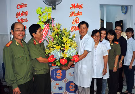 Thiếu tướng Nguyễn Minh Thuấn - Giám đốc Công an tỉnh Đồng Tháp thăm, tặng hoa cho tập thể y, bác sĩ Bệnh xá Công an tỉnh.