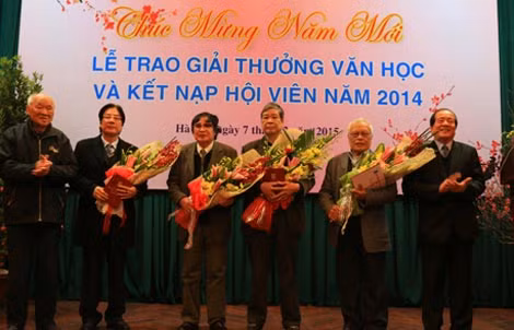 Nhà văn Vũ Tú Nam và nhà thơ Hữu Thỉnh trao giải thưởng tặng các tác giả đoạt giải.