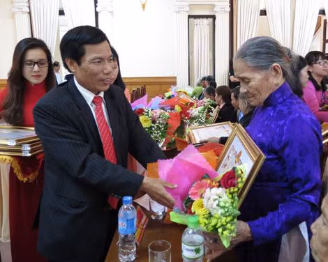 Bí thư Tỉnh ủy tỉnh Thừa Thiên- Huế Nguyễn Ngọc Thiện trao tặng danh hiệu Bà mẹ Việt Nam anh hùng cho các mẹ. Bí thư Tỉnh ủy tỉnh Thừa Thiên- Huế Nguyễn Ngọc Thiện trao tặng danh hiệu Bà mẹ Việt Nam anh hùng cho các mẹ.