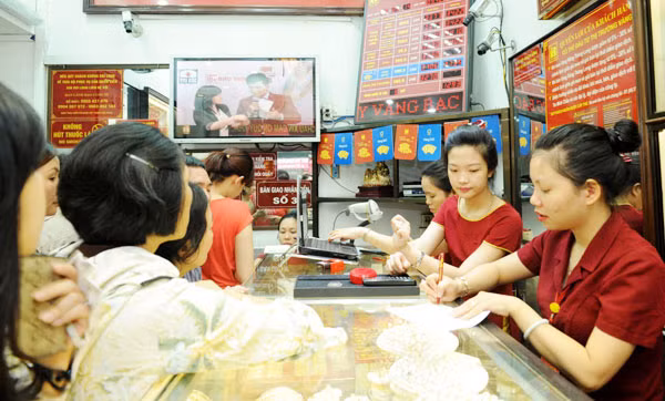 Chơi vàng là một kênh rất rủi ro dựa vào ăn chênh mua đi bán lại.