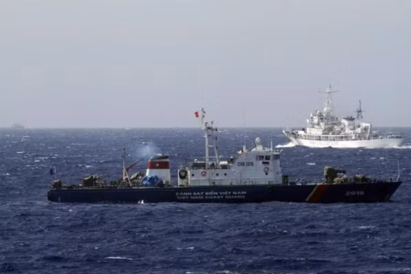 Một tàu trinh sát Trung Quốc gần tàu Cảnh sát biển Việt Nam ở Biển Đông Ảnh:Reuters.