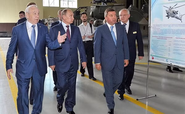Tổng thống Nga Vladimir Putin thăm nhà máy sản xuất trực thăng Rostvertol vào đầu năm 2016.