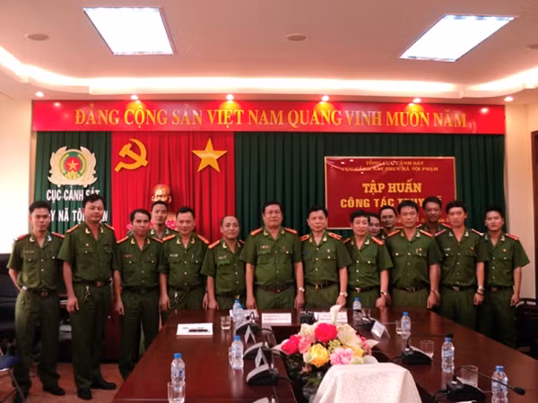 Các đại biểu chụp ảnh lưu niệm tại buổi lễ.