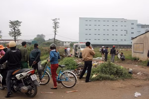 Địa điểm phát hiện người đàn ông tử vong bên chiếc xe máy.
