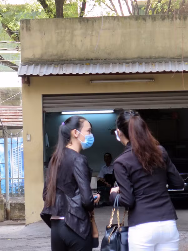 Đào và Hiền sau phiên xử.