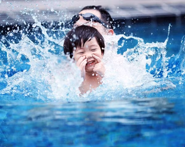 Bể bơi bốn mùa ngay trong tòa nhà