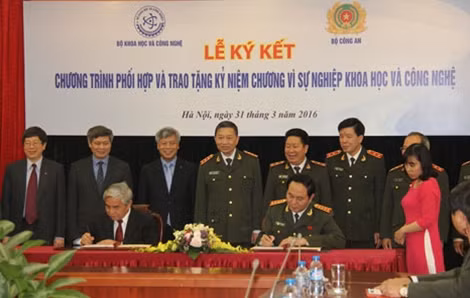Bộ trưởng Bộ Công an Trần Đại Quang và Bộ trưởng Bộ KHCN Nguyễn Quân cùng ký kết chương trình phối hợp giữa hai Bộ.