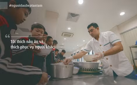 Ba món bếp trưởng Nguyễn Khắc Huy yêu thích chế biến cho các vận động viên nhí của trung tâm là bò bít tết, sườn cừu nướng và cá hồi sốt phô mai.