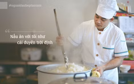 Trước khi vào Viettel làm bếp trưởng tại Trung tâm Thể thao vào cuối năm 2014, Nguyễn Khắc Huy có kinh nghiệm hơn 10 năm nấu ăn tại nhiều nhà hàng có tiếng tại Hà Nội như Ngọc Trai, café Đắng, khách sạn Thăng Long, nhà hàng nướng SumoBBQ… Thậm chí, Huy từng là chủ một nhà hàng trên đường Cầu Giấy, Hà Nội.