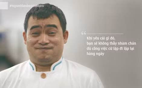 Thời gian cao điểm khi chưa tuyển được thêm người, bếp trưởng của Trung tâm thể thao Viettel cùng 5 đồng nghiệp khác phục vụ 170 vận động viên, 60 cán bộ với 4 bữa ăn chính và 2 bữa phụ. Làm việc với công suất gấp 5 bình thường nhưng Huy dường như không biết mệt vì bị “say nấu ăn”. Hiện giờ, khi quân số tăng lên Nguyễn Khắc Huy đã được giảm tải bớt công việc.
