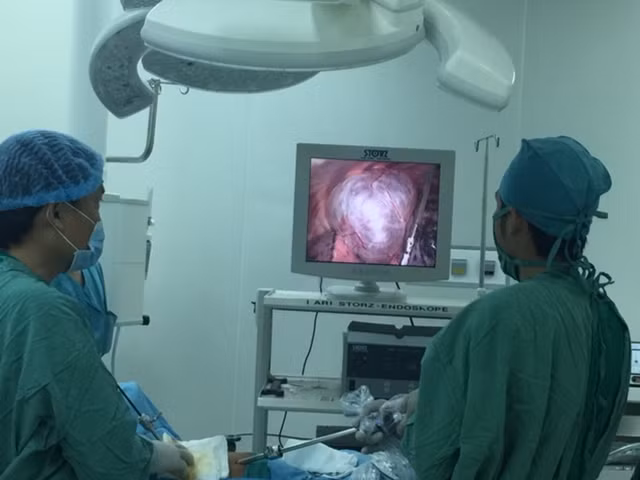 Hình ảnh kén khí phổi cực lớn của bệnh nhân H. qua màn hình nội soi.