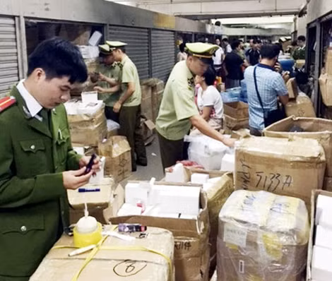Lực lượng Công an phối hợp cơ quan chức năng khám phá một vụ buôn lậu lớn.