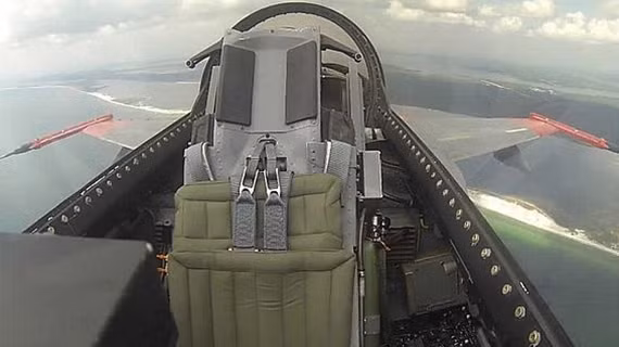 Buồng lái 1 chiếc QF-16 hoàn toàn không có phi công. Ảnh: Boeing.