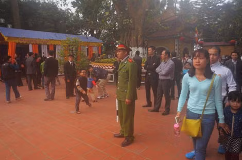 Lực lượng Công an đảm bảo an ninh, trật tự tại khu vực chùa Trấn Quốc - Hà Nội (ảnh chụp trưa mùng 3 Tết âm lịch).
