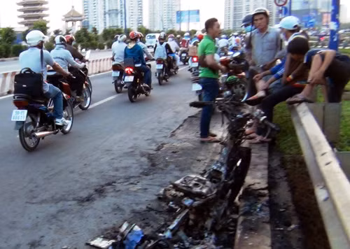 Hiện trường vụ chiếc xe bốc cháy.