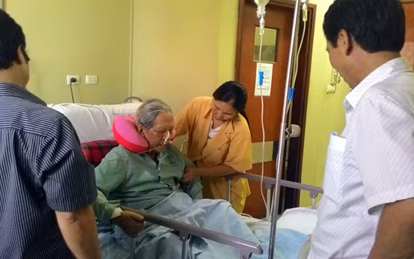 Sức khỏe của nhạc sỹ Hoàng Vân đã có nhiều chuyển biến tích cực mong sớm xuất viện để tiếp tục viết nhạc. Sức khỏe của nhạc sỹ Hoàng Vân đã có nhiều chuyển biến tích cực mong sớm xuất viện để tiếp tục viết nhạc.