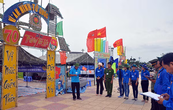 Tuổi trẻ Công an Hậu Giang và ĐVNT tỉnh Hậu Giang tổ chức dựng trại Công viên Chiến Thắng (TP Vị Thanh).