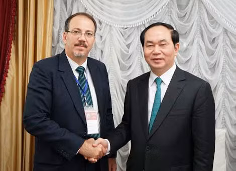 Bộ trưởng Trần Đại Quang và đồng chí A-lê-ran-đờ-rô Cát-tờ-rô Ét-pin, Thư ký Thường trực Văn phòng Hội đồng quốc phòng và an ninh Cộng hòa Cuba.