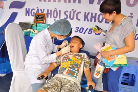 Được bác sĩ Răng hàm mặt khám răng ngay tại ngày hội.