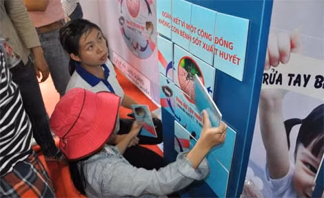 Tham gia ráp tranh tìm hiểu kiến thức phòng ngừa bệnh sốt xuất huyết.