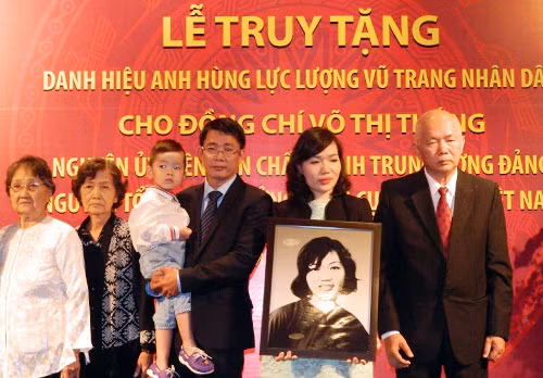 Gia đình bà Võ Thị Thắng nhận truy tặng danh hiệu Anh hùng lực lượng vũ trang nhân dân. Ảnh: VNE.