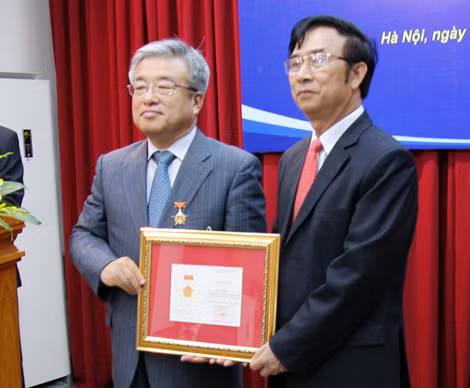 Thứ trưởng Thường trực Đặng Văn Hiếu trao Kỷ niệm chương Bảo vệ An ninh Tổ quốc tặng Trưởng đại diện Cơ quan hợp tác quốc tế Hàn Quốc.