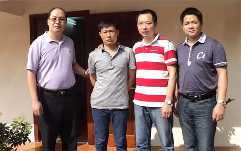 Công an Trung Quốc đưa đối tượng ra sân bay Tân Sơn Nhất.