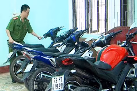 Công an Quảng Binh thu hồi nhiều xe máy do Nguyễn Văn Tùng đã lừa đảo chiếm đoạt.