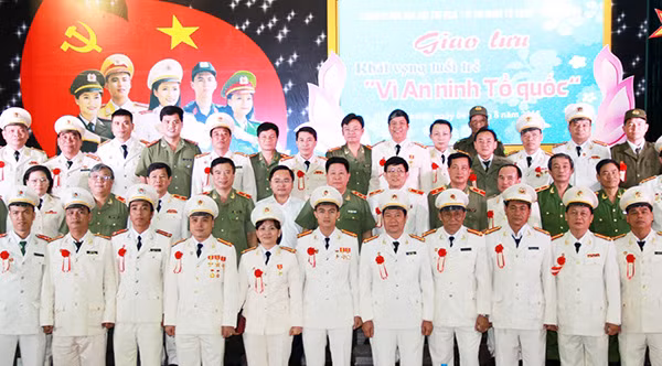 Thứ trưởng Bùi Văn Thành cùng các điển hình tiên tiến. Thứ trưởng Bùi Văn Thành cùng các điển hình tiên tiến.