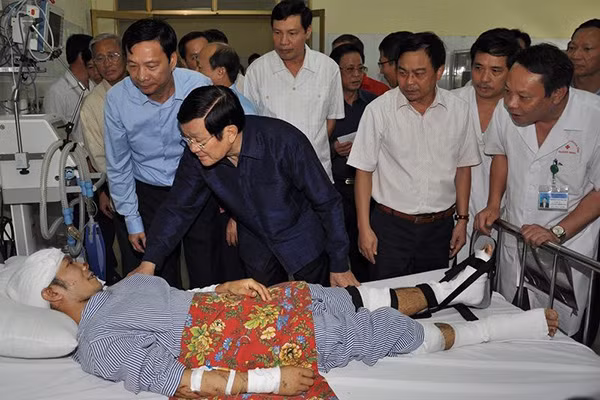 Chủ tịch nước Trương Tấn Sang thăm hỏi anh Cao Tiến Vĩ.