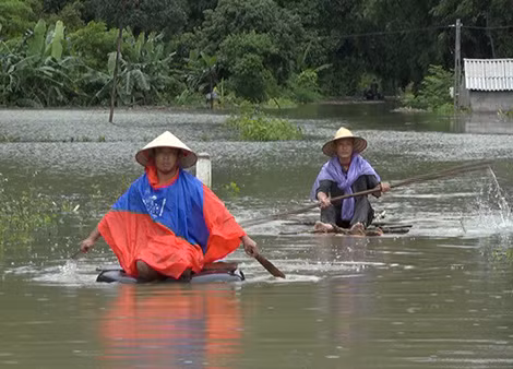 Người dân di chuyển bằng các phương tiện tự tạo.