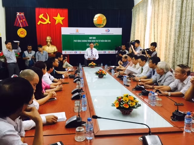 Thượng tướng Nguyễn Văn Rinh, Chủ tịch VAVA đang phát động cộng đồng nhắn tin ủng hộ nạn nhân da cam.