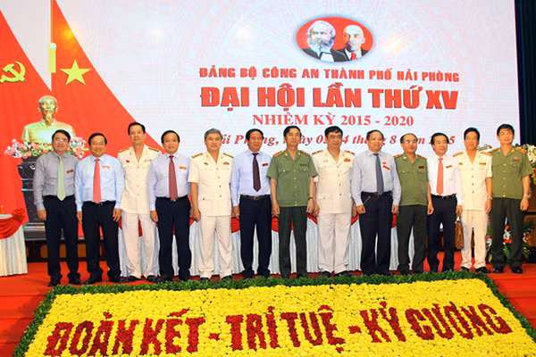 Thượng tướng Đặng Văn Hiếu với các Đại biểu.